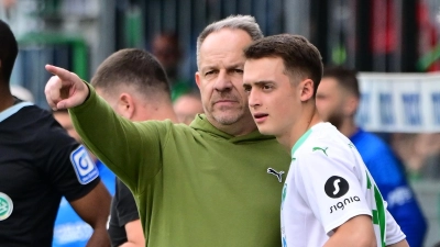 Der ehemalige Fürther Trainer Alexander Zorniger verschaffte Denis Pfaffenrot (rechts) die ersten Einsätze in der zweiten Liga. Hier beim Spiel in Braunschweig. (Foto: Melanie Zink)