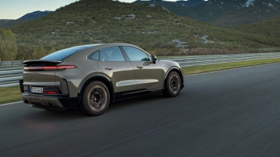 Die neue elektrische Coupévariante des Cayenne bekommt eine sportlichere, nach hinten stärker abfallende Dachlinie. (Foto: Porsche AG/dpa-tmn)