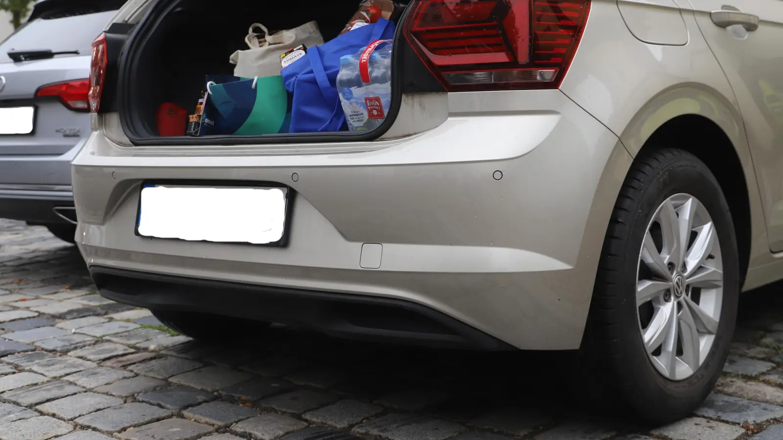 Das Auto ist vor dem Einkaufsmarkt sicher abgestellt, und die Einkäufe sind wie auf diesem gestellten Foto gut verstaut. Was vielen nicht bewusst ist: Wer hier parkt, schließt einen Vertrag. (Symbolbild: Oliver Herbst)