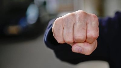 Mit der Faust schlug ein Fahrradfahrer auf eine Autofahrerin ein. Die Polizei sucht nun Zeugen. (Symbolbild: Anna Beigel)