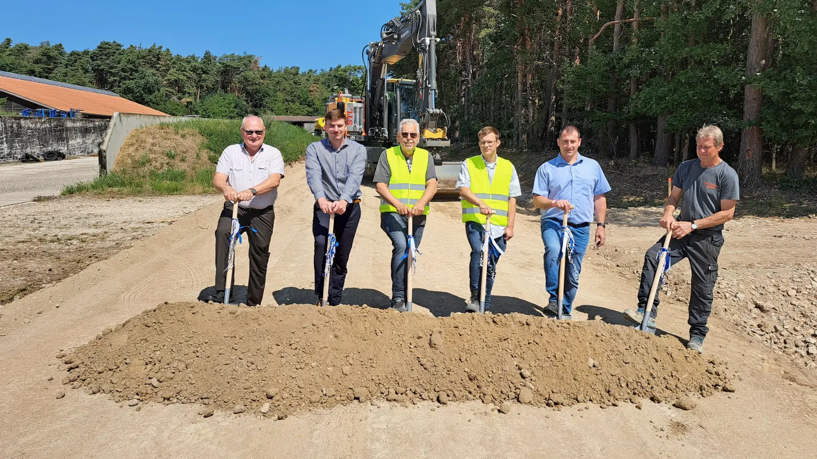 Zum symbolischen ersten Spatenstich griffen Weidenbachs Bürgermeister Willi Albrecht, der Vorstandsvorsitzende der Teilnehmergemeinschaft Christoph Kalender, Jürgen Hacker und Ruben Henninger vom Verband für Ländliche Entwicklung Mittelfranken, Wegbaumeister Markus Steinbauer sowie Baufirmeninhaber Karl Kolb (von links). (Foto: ALE/Diane Mayer)