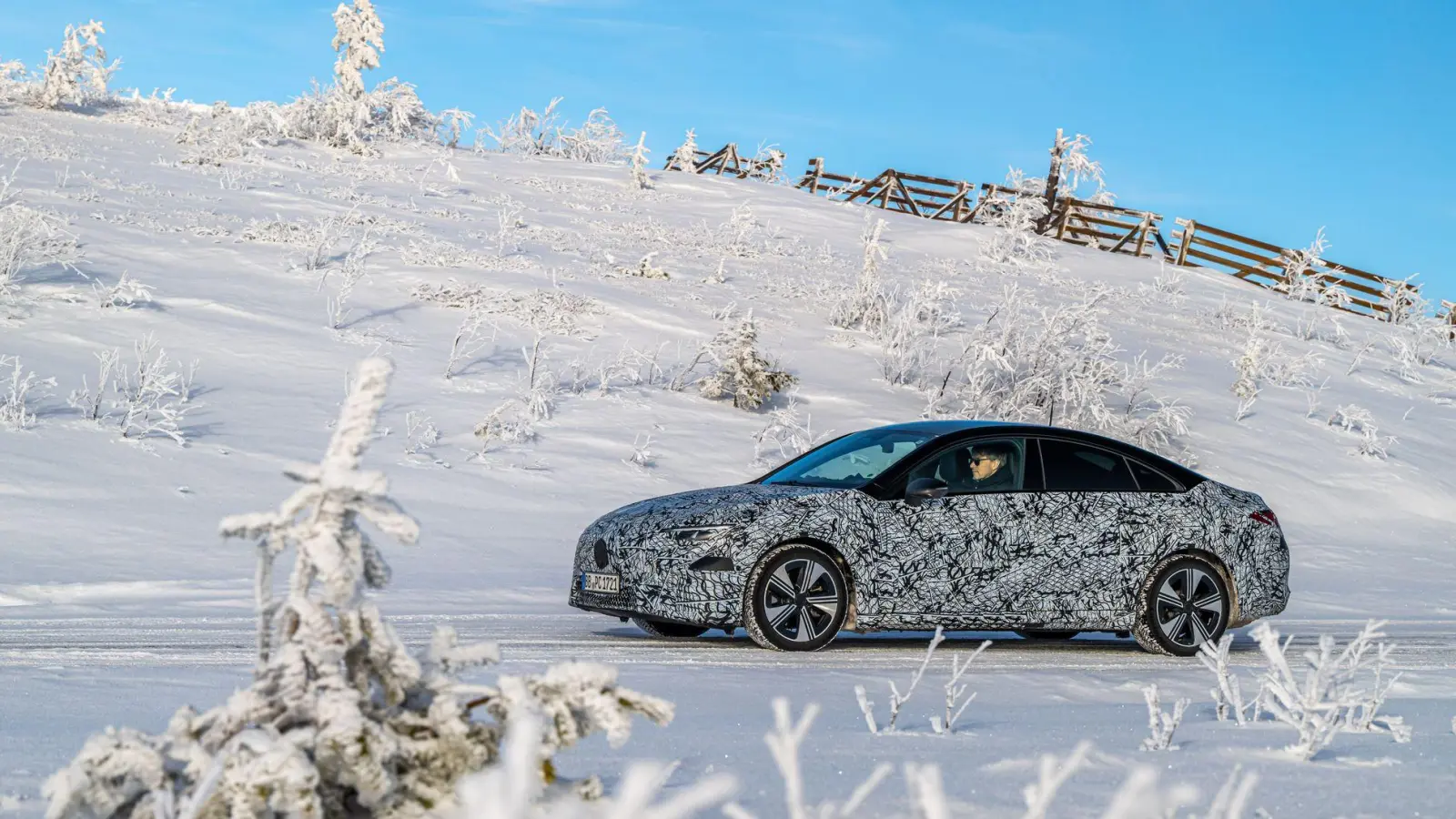 Testfahrt in Schweden: Der Mercedes CLA soll mit einem neuen Antrieb Maßstäbe bei der Effizienz setzen. (Foto: Mercedes-Benz AG/dpa-tmn)