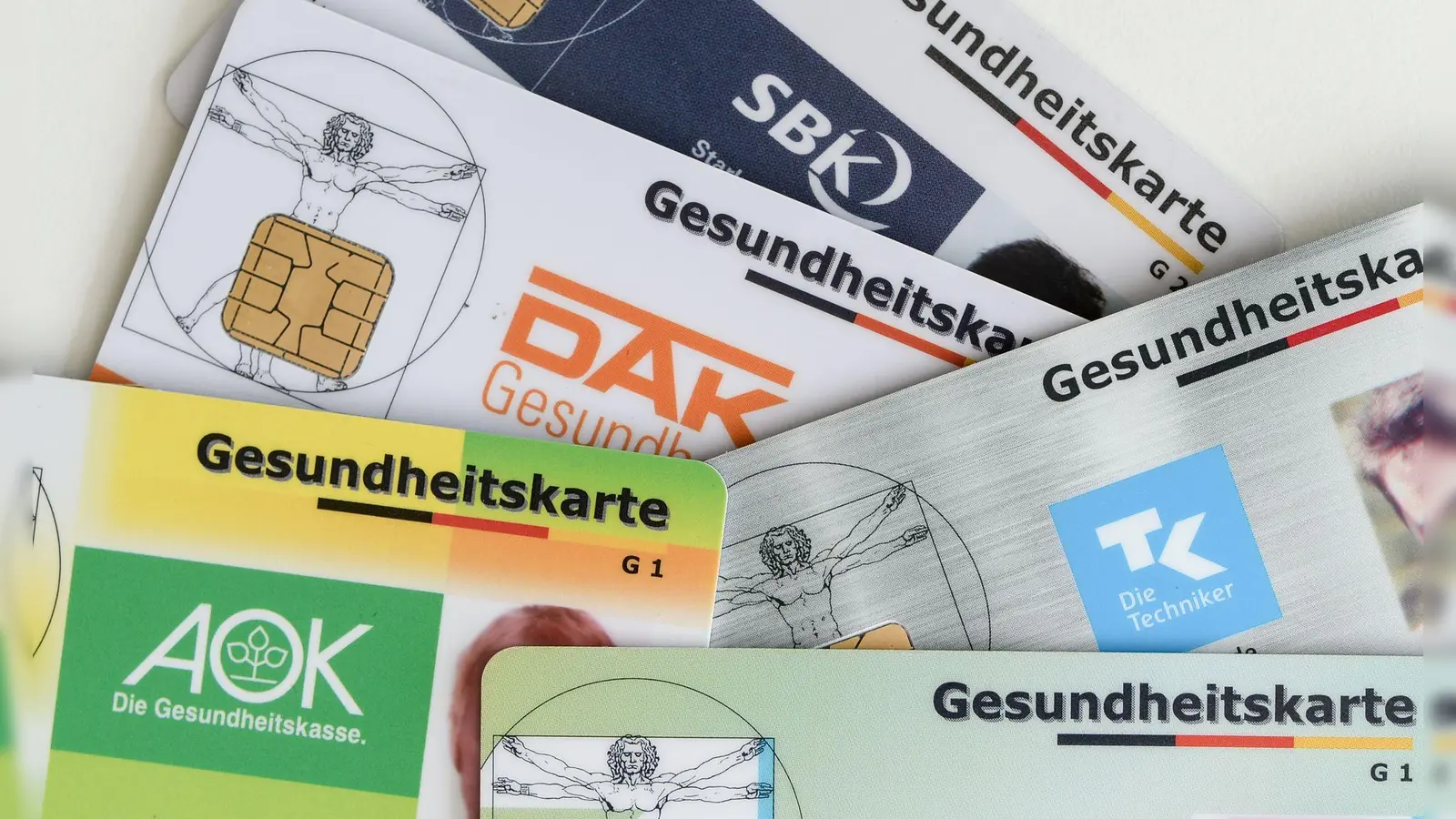 Für Gutverdiener, die in einer gesetzlichen Krankenkasse versichert sind, werden mehr Beiträge fällig. (Illustration)  (Foto: Jens Kalaene/dpa-Zentralbild/dpa)