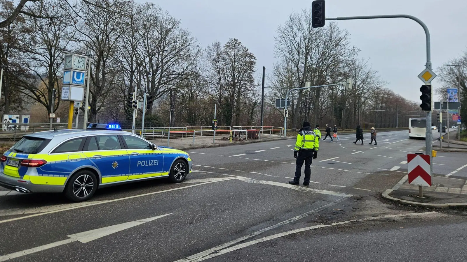 Polizisten mussten teils den Verkehr an ausgefallenen Ampeln regeln. (Foto: Andreas Rosar/dpa)