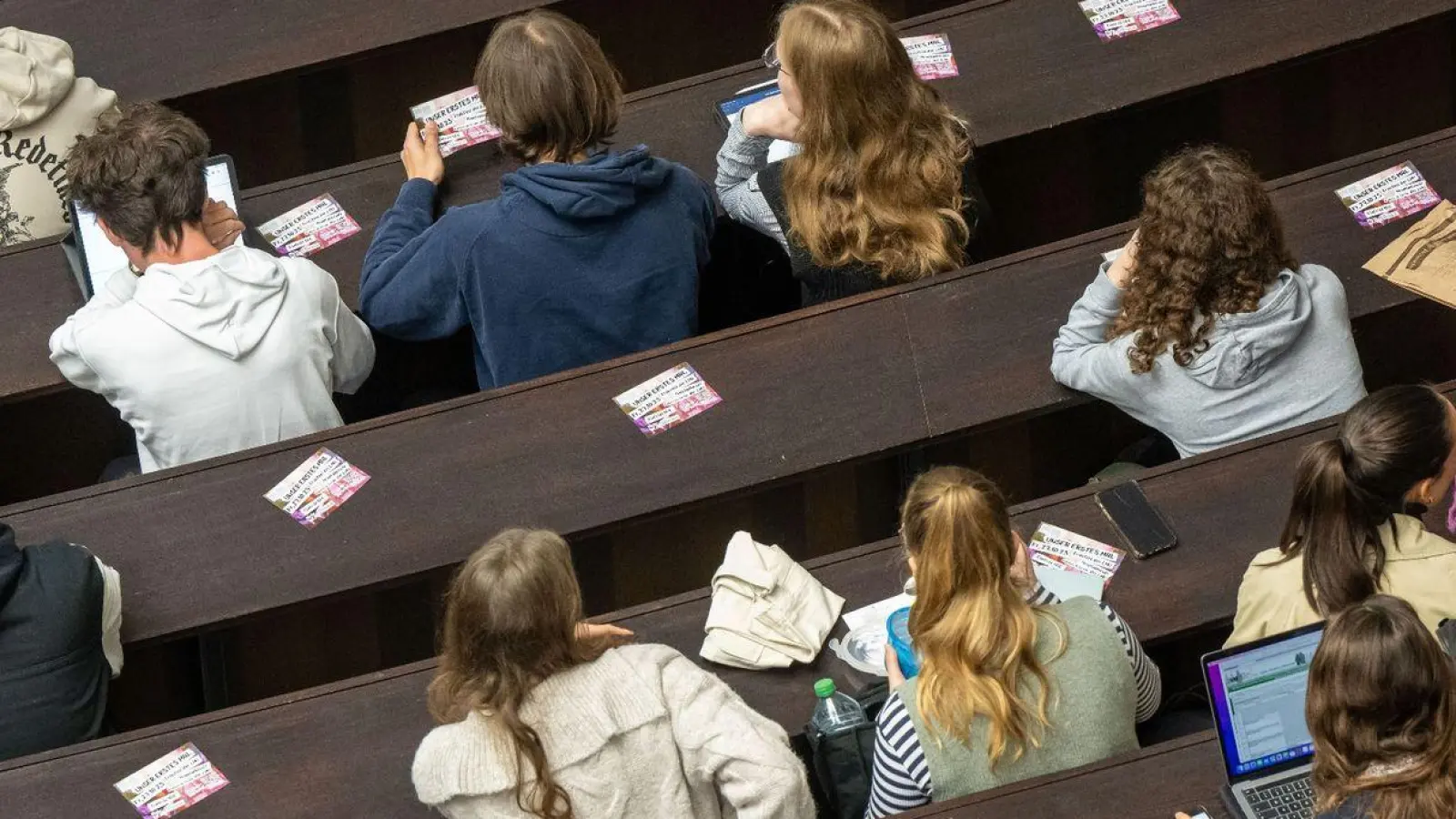 Studierende in der Ludwig-Maximilians-Universität in München. Der KfW-Zinssatz sinkt zum 1. April für neu abgeschlossene Verträge auf 7,51 Prozent. (Foto: Peter Kneffel/dpa)