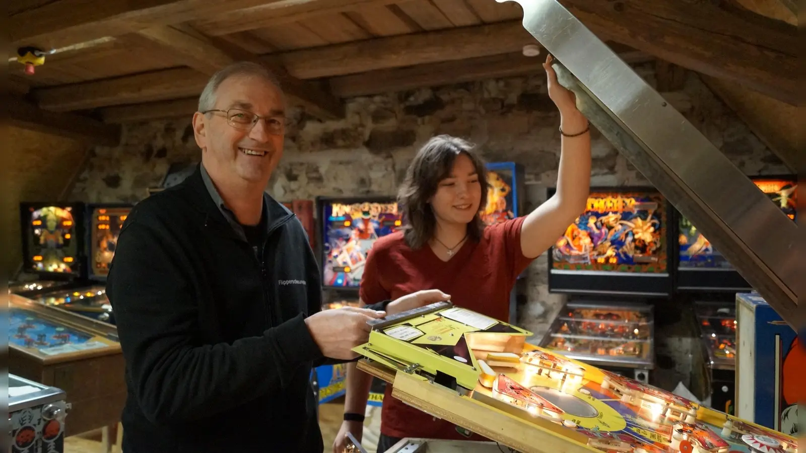 Peter Steiner liebt es, kaputte Flipper zu reparieren, Tochter Mona schaut dem Papa gerne über die Schulter.  (Foto: Nicole Gunkel)