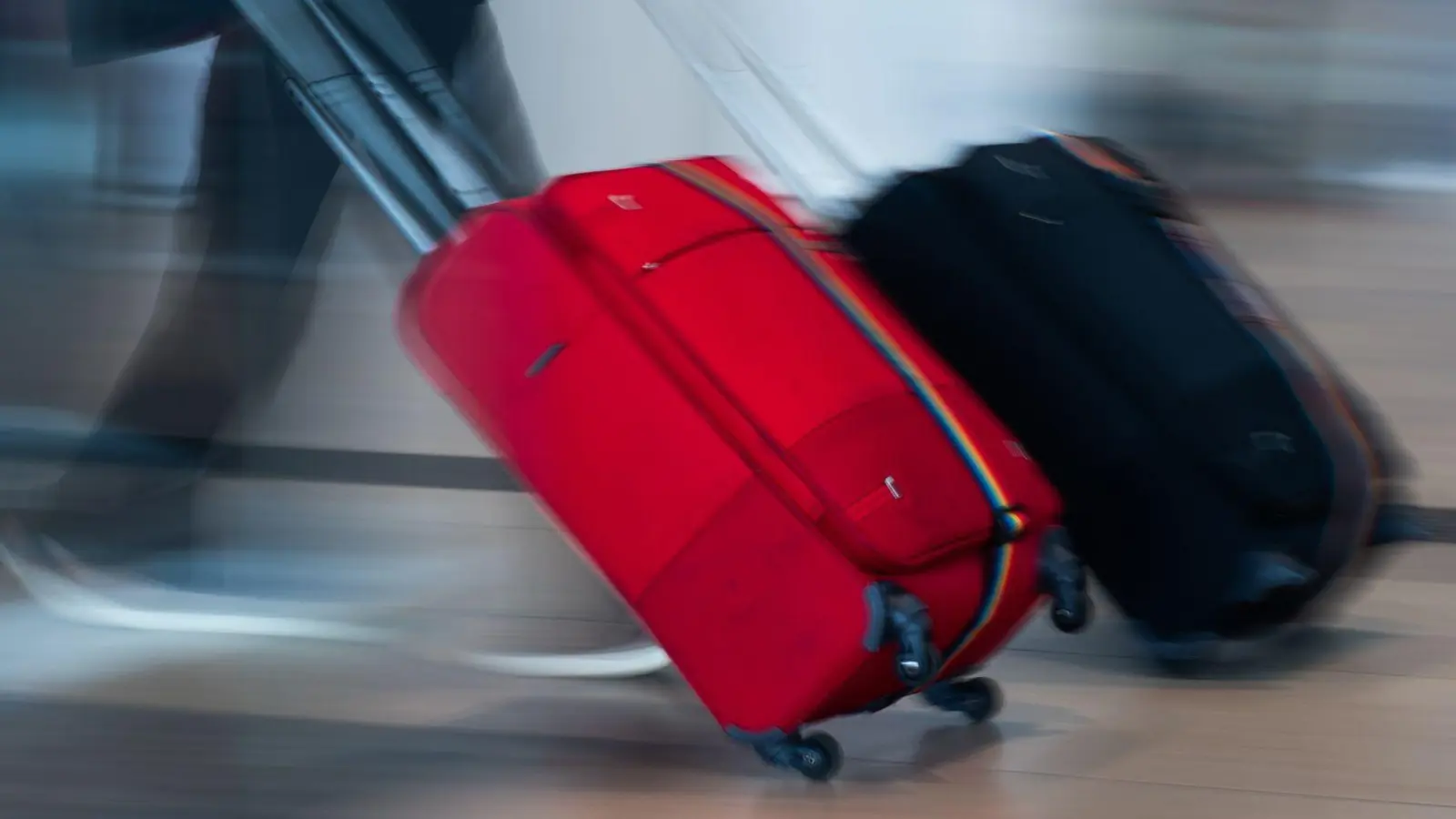 Nicht verwechseln: Bargeld über 10.000 Euro muss beim Zoll angemeldet werden – das ist aber nicht die Waren-Freigrenze. (Foto: Christophe Gateau/dpa/dpa-tmn)