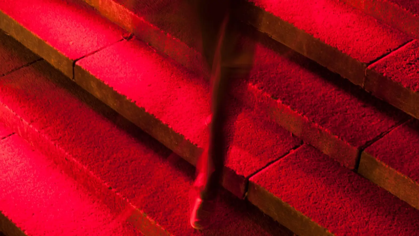 Unfall im häuslichen Bereich: Ein Sturz im Treppenhaus der eigenen Tiefgarage zählt nicht als Arbeitsunfall. (Foto: Sebastian Gollnow/dpa/dpa-tmn)