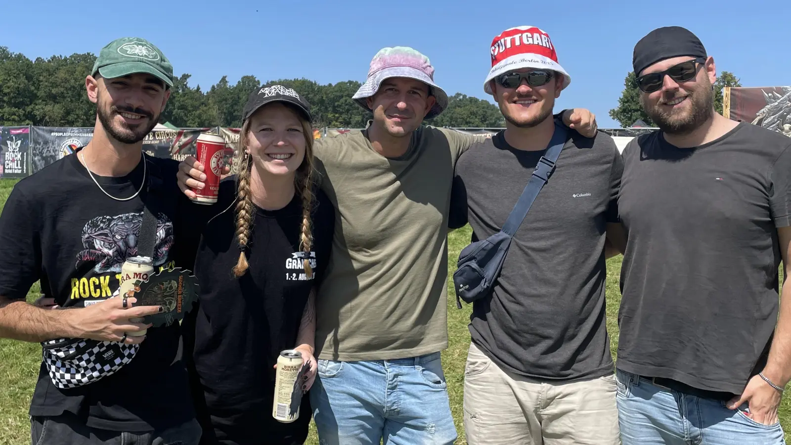 Isabelle Pfister (28) und Tom Biafo (29) aus Basel mit spontan dazukommenden Freunden.  (Foto: Emily Hochreuther)