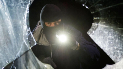 Durch ein Fenster ist ein Jugendlicher in die Grund- und Mittelschule in Feuchtwangen eingebrochen. Die Polizei fand ausreichend Beweismaterial. (Symbolbild: Daniel Maurer/dpa-tmn)