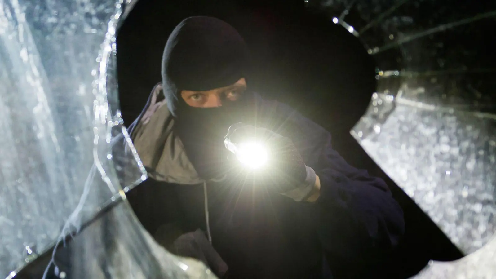 Im ganzen Landkreis Ansbach begingen die Kabeldiebe mittlerweile 14 Einbrüche. (Symbolbild: Daniel Maurer/dpa/dpa-tmn)