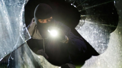 In Schnelldorf erwischten Bewohner eines Hauses drei Einbrecher auf frischer Tat. Die Täter flüchteten und drohten den Verfolgern mit einem Messer. (Symbolbild: Daniel Maurer/dpa/dpa-tmn)