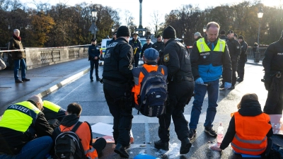 Die Gruppe Letzte Generation war bei bayerischen Ermittlern nicht nur wegen zahlreicher Straßenblockaden in den Fokus geraten. (Archivbild) (Foto: Lennart Preiss/dpa)