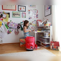 Mit dem Schulbeginn zieht ein neues Möbelstück ins Kinderzimmer: der Schreibtisch. (Foto: Mascha Brichta/dpa-tmn)
