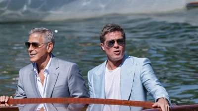 Brad Pitt (r) und George Clooney sind für die Premiere ihres neuen Films nach Venedig gekommen. (Foto: Joel C Ryan/Invision/AP/dpa)