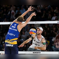 Kein Wiedersehen im Sand von Ebersberg: Der an der Schulter verletzte Clemens Wickler (r) wird auch gegen den schwedischen Weltmeister Jonathan Hellvig nicht spielen können. (Archivbild)   (Foto: Matt Turner/AAP/dpa)