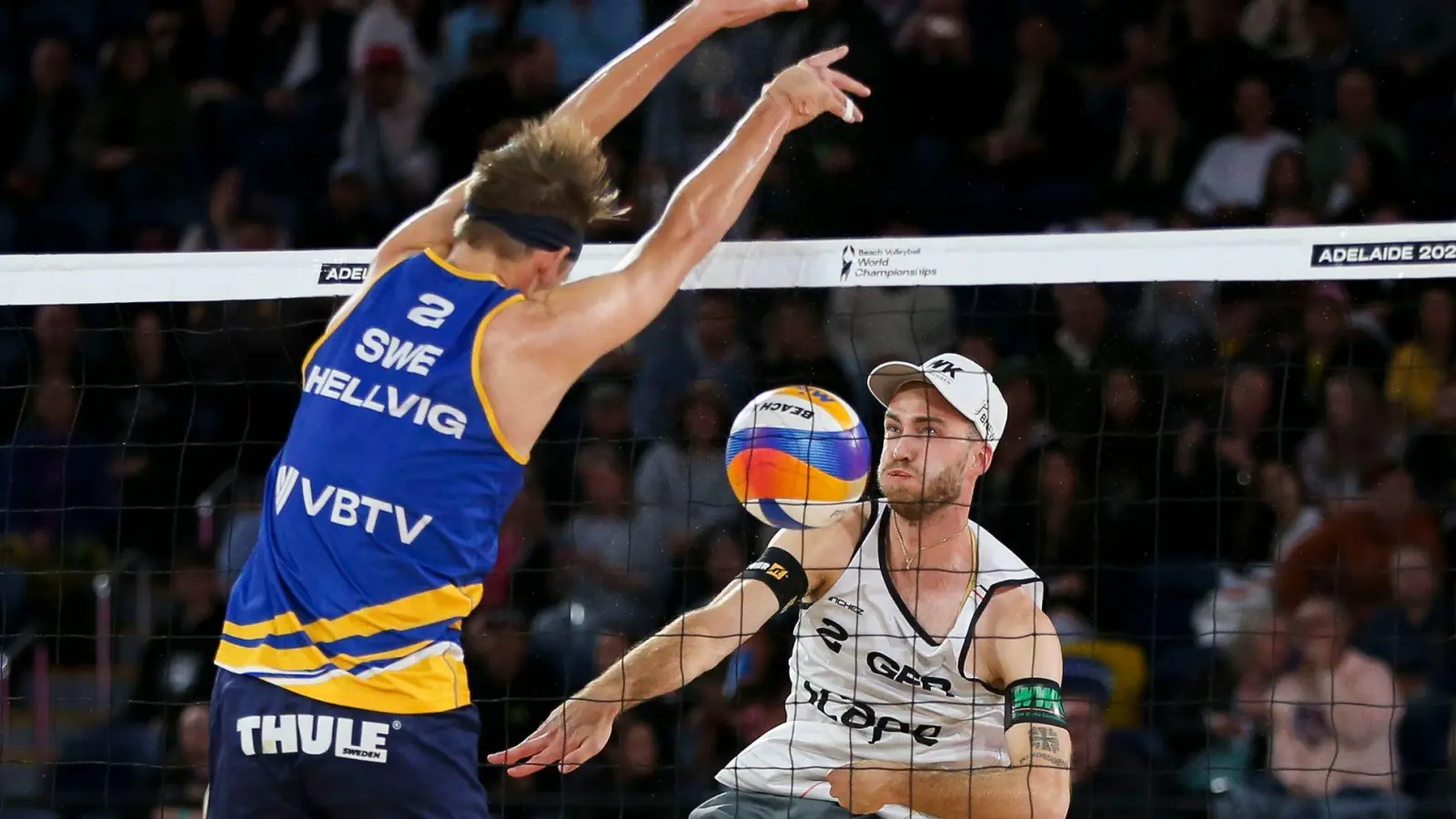 Kein Wiedersehen im Sand von Ebersberg: Der an der Schulter verletzte Clemens Wickler (r) wird auch gegen den schwedischen Weltmeister Jonathan Hellvig nicht spielen können. (Archivbild)   (Foto: Matt Turner/AAP/dpa)