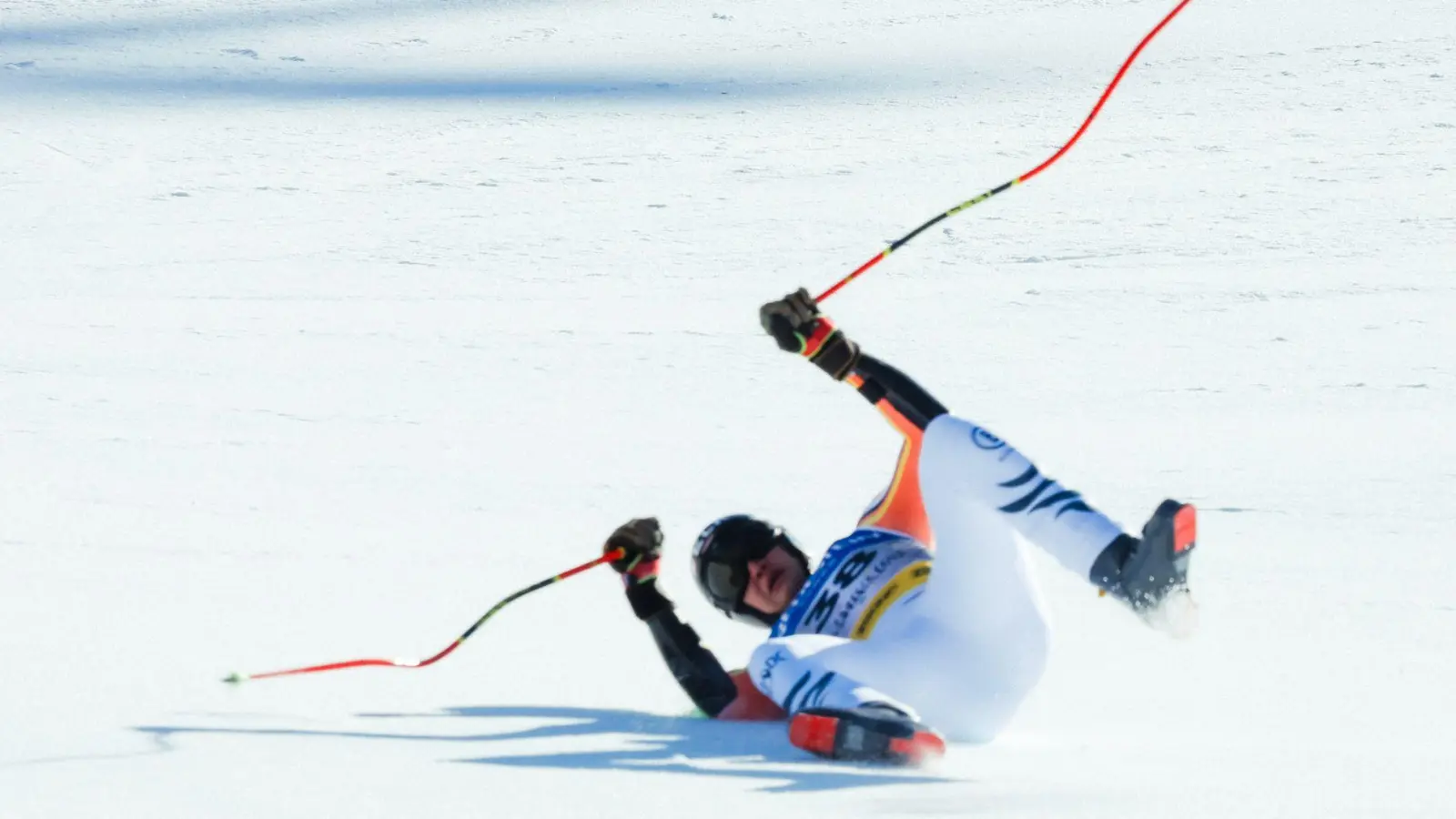 Stürzte spektakulär und kam ohne Ski in den Zielraum: Luis Vogt. (Foto: Jens Büttner/dpa)