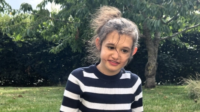 Zuhause im Garten findet sich die dreizehnjährige Hannah gut zurecht. In der Schule allerdings braucht sie individuelle Unterstützung, um den Alltag zu bewältigen. (Foto: Stefanie Miller)