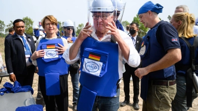 Bundespräsident Frank-Walter Steinmeier und seine Frau Elke Büdenbender (l.) in Kambodscha. (Foto: Bernd von Jutrczenka/dpa)