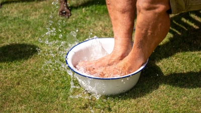Kühlende Maßnahme: Fußbäder, Wadenwickel oder Wassersprays können bei schweren Beinen im Sommer Erleichterung bringen. (Foto: Benjamin Nolte/dpa-tmn)