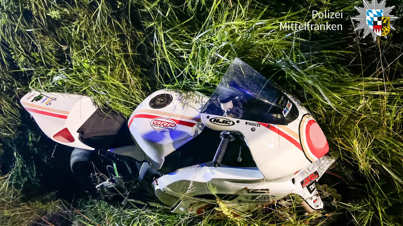 So fand die Polizei das Motorrad, dessen Eigentümer inzwischen bekannt ist. Der Unglücksfahrer wird aber nach wie vor gesucht. (Foto: Polizei)