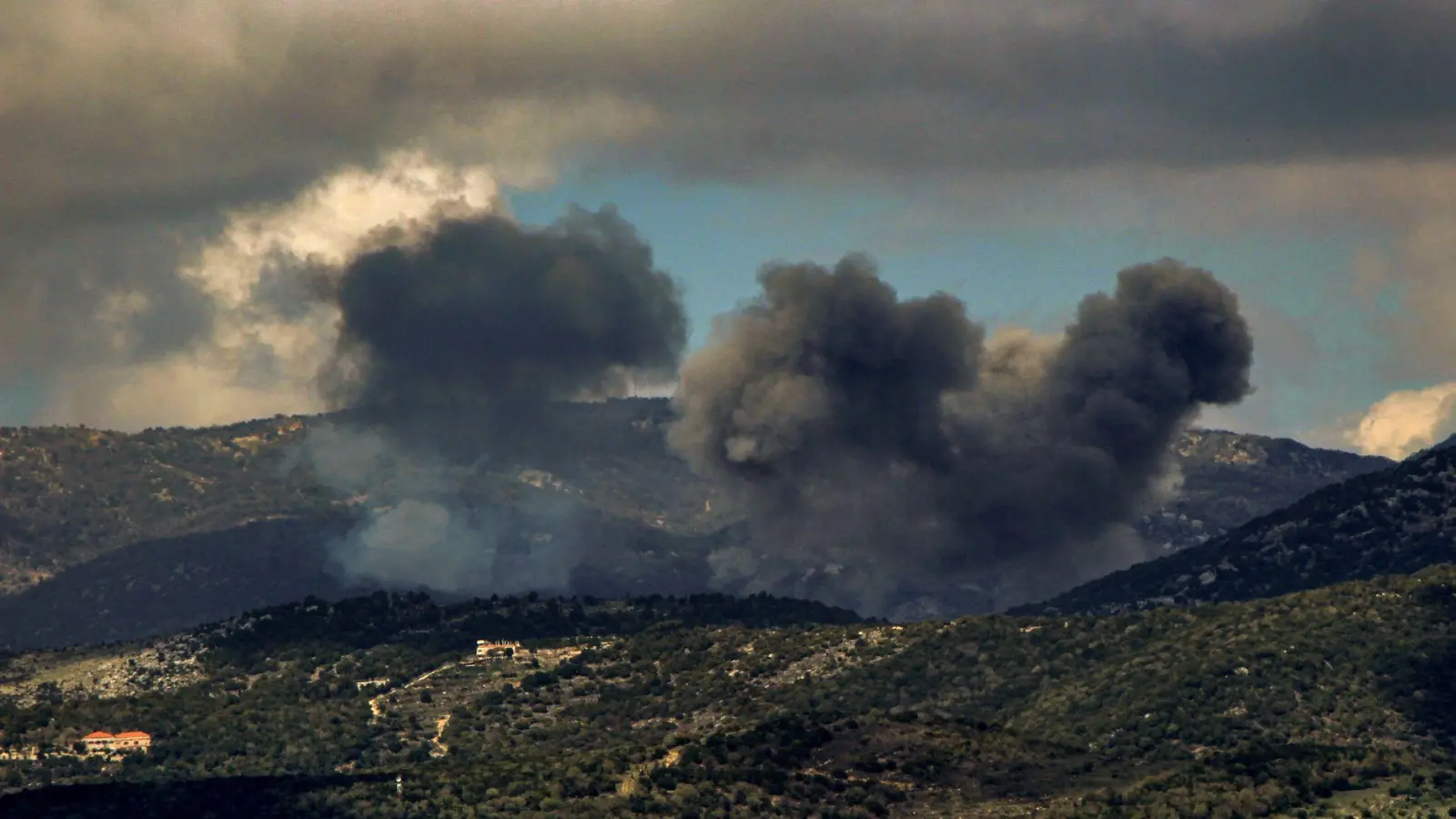 Nach Raketenbeschuss aus dem Libanon griff Israels Luftwaffe im Süden des Nachbarlandes an. (Foto: STR/dpa)