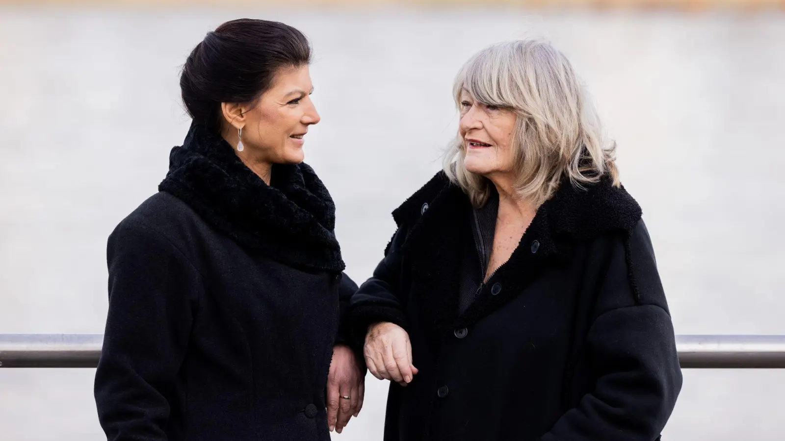 Warnen vor einer „Rutschbahn Richtung Weltkrieg und Atomkrieg“: Sahra Wagenknecht (l.) und Alice Schwarzer. (Foto: Rolf Vennenbernd/dpa)