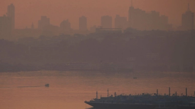 Die brasilianische Amazonas-Metropole Manaus ist von dichtem Rauch eingehüllt. (Foto: Edmar Barros/AP/dpa)