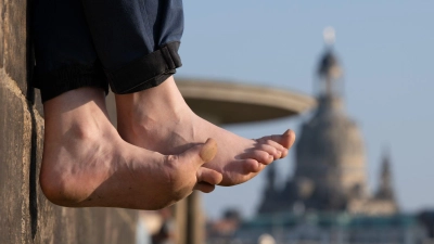 Freiluft für die Füße - aber mit Vorsicht: Selbst kleine Verletzungen an den Füßen können sich bei Diabetes mellitus oft nur sehr langsam schließen und zu Komplikationen führen. (Foto: Sebastian Kahnert/dpa/dpa-tmn)