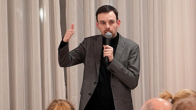 Das Interesse der Bevölkerung war groß: Rund 200 Menschen kamen in den Ochsen, um sich Christoph Röschs Ideen für die Stadt anzuhören. (Foto: Simone Hedler)