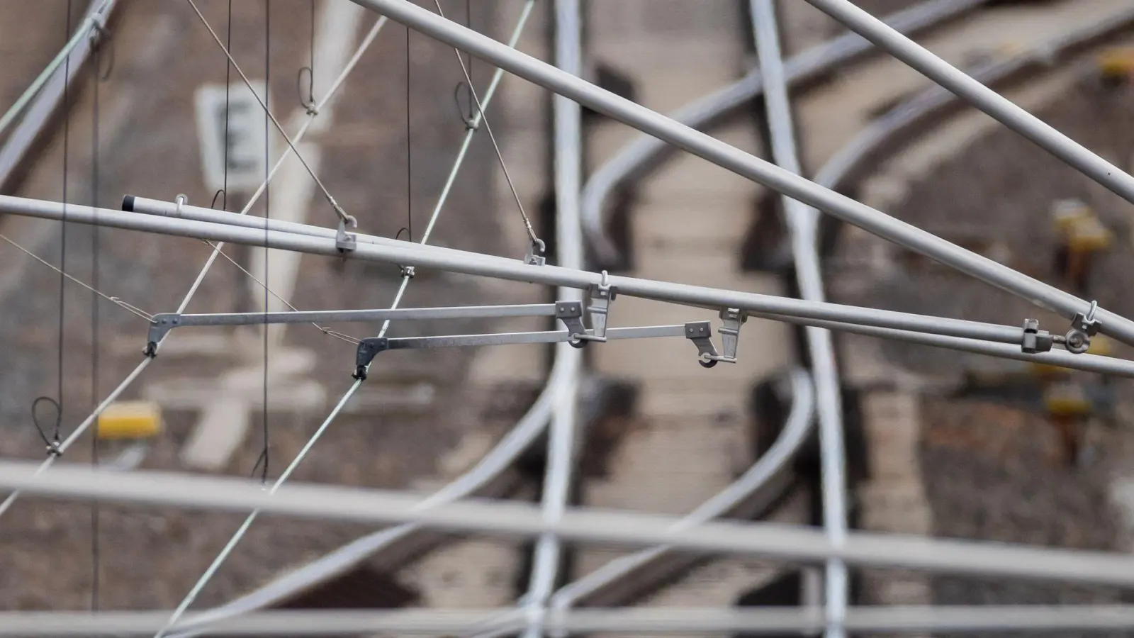Wegen eines Schadens an der Oberleitung bei Rosenheim verkehren keine Züge mehr in Richtung Österreich. (Symbolbild) (Foto: Christoph Soeder/dpa)