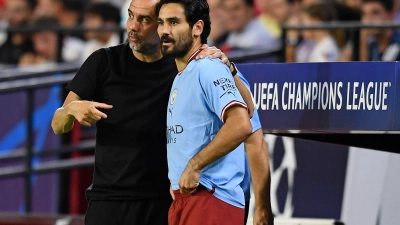 Pep Guardiola (l) und Ilkay Gündogan: Bald wieder in einem Team? (Foto: Jose Breton/AP/dpa)