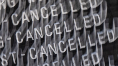 Im vergangenen Jahr sind weniger Beschwerden bei der Schlichtungsstelle Reise und Verkehr eingegangen. (Archivbild) (Foto: Boris Roessler/dpa)