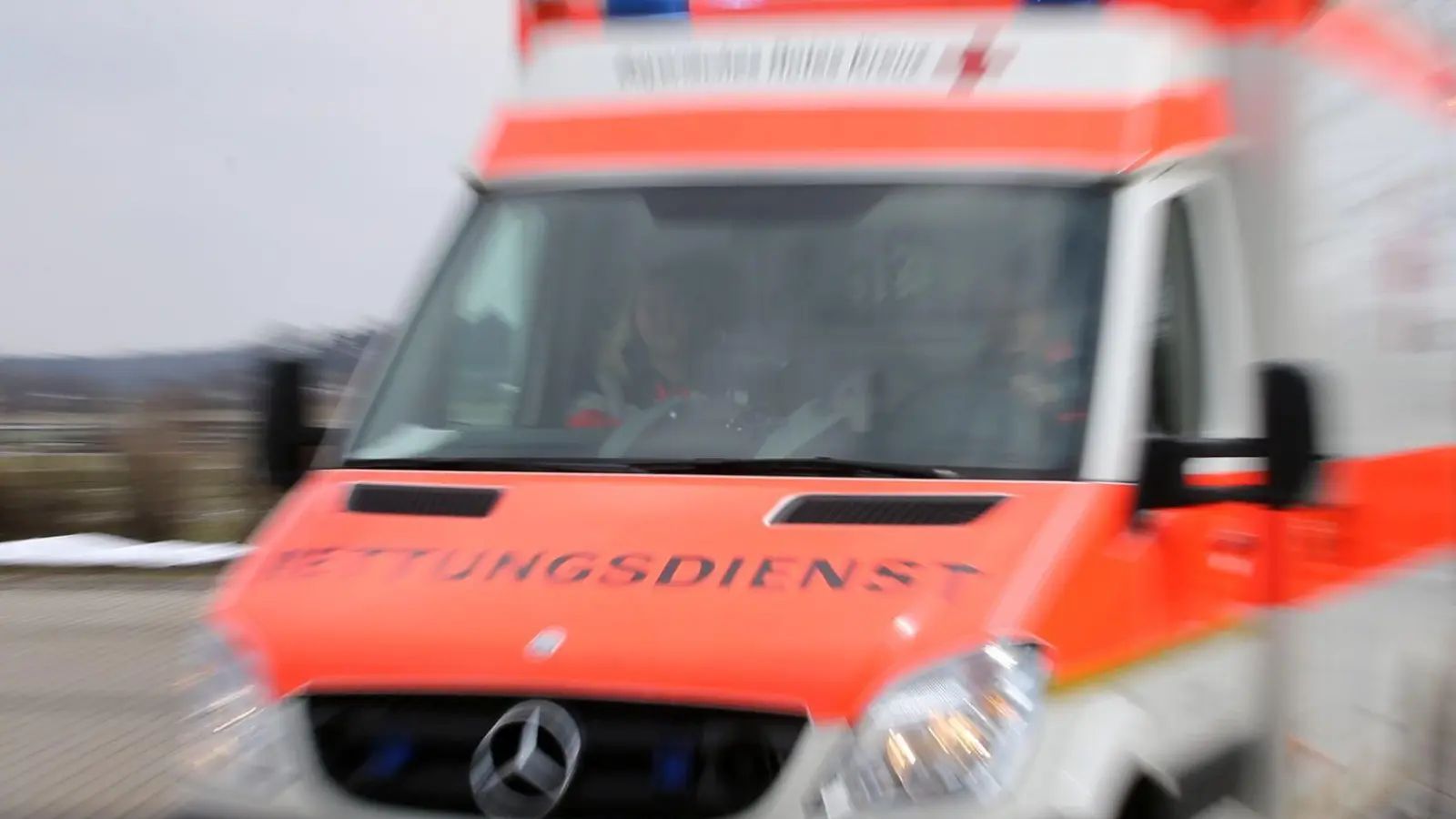 Der Rettungssanitäter behielt die Kontrolle über den Wagen. (Symbolbild) (Foto: Stephan Jansen/dpa)