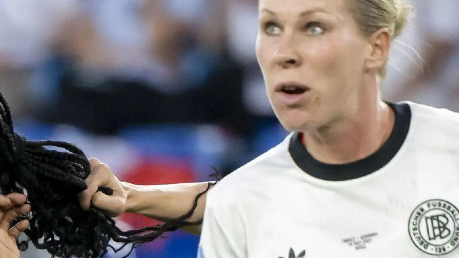 Klare Rote Karte: Kathrin Hendrich (r) zieht an den&nbsp;Haaren von Griedge Mbock Bathy. (Foto: Georgios Kefalas/KEYSTONE/dpa)