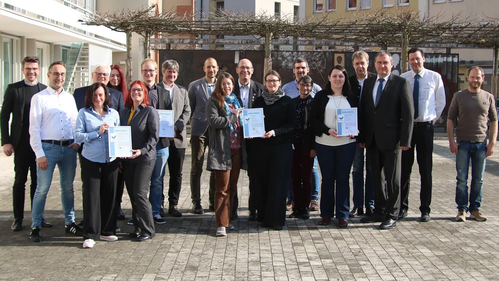 Abgeordnete der teilnehmenden Firmen am fünften UM-Konvoi mit den Initiatoren und IHK-Vertretern sowie Gästen bei der Abschlussveranstaltung in Würzburg: In der vorderen Reihe mit ihren Urkunden die Teams (von links) von Frankana, Freiko, Naturstrom und Alumina Systems. (Foto: Manfred Spörl)