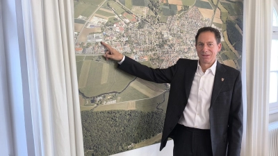 Bürgermeister Stefan Ultsch zeigt auf dem Luftbild von Wassertrüdingen die Position des Geflügelschlachthofs. Das Stadtoberhaupt sieht nach wie vor Chancen, dass die Einrichtung erhalten bleibt.  (Foto: Thomas Schaller)