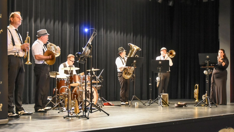 Die „BlechMafia” bot mit Matthias Eckart, Charly Hopp, Wolfgang Schniske, Susumu Kakizoe, Stephen Jenkins und Regina Scherer (von links) ein niveauvolles Programm. (Foto: Anita Dlugoß)