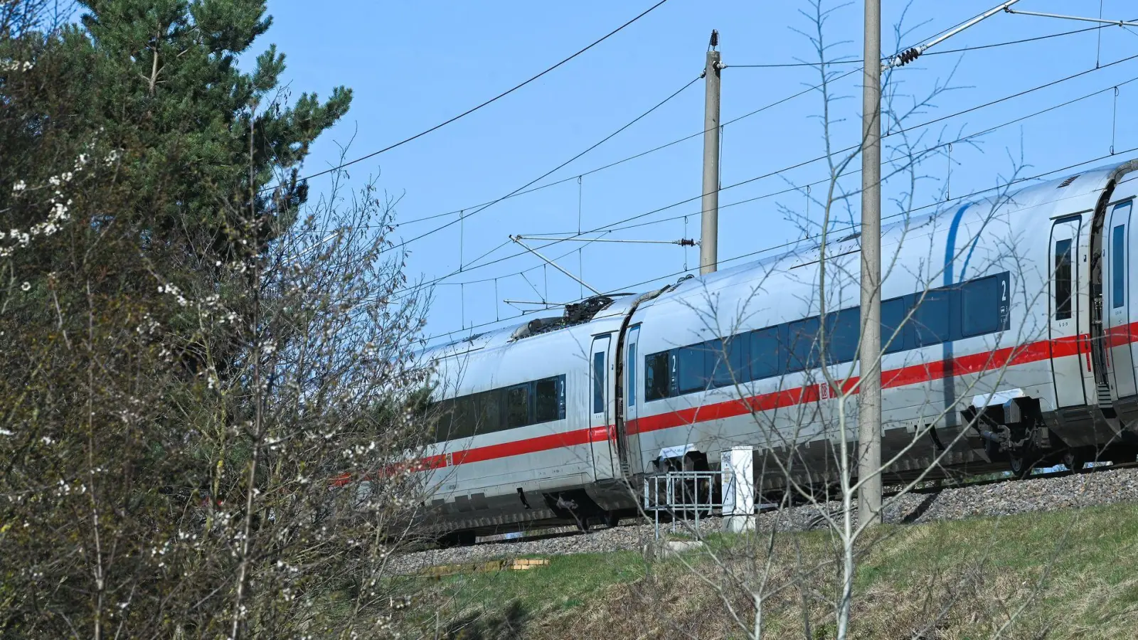 Zwei Menschen sind bei dem Vorfall auf der Strecke Berlin-München leicht verletzt worden. (Foto: Heiko Rebsch/dpa)