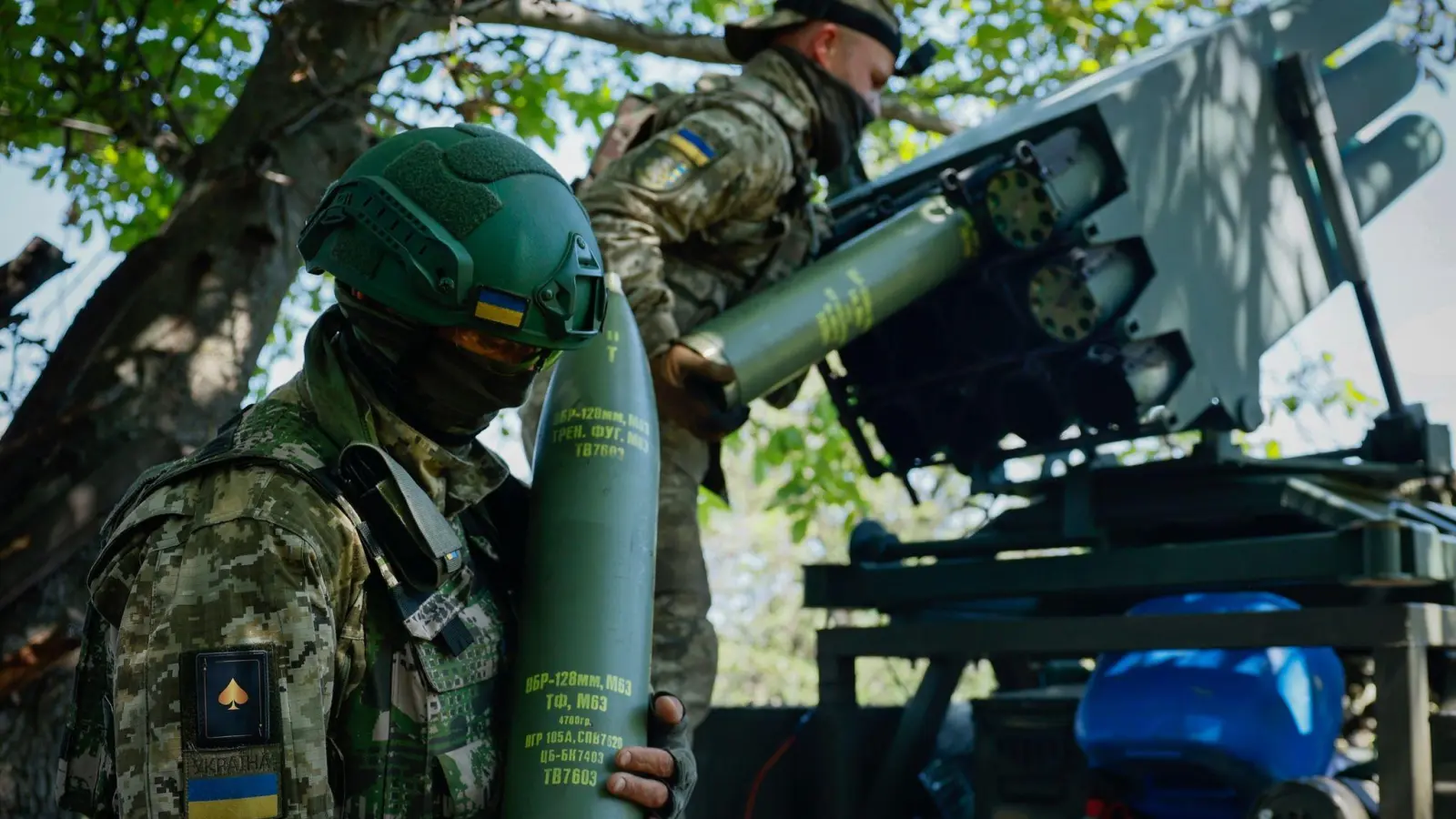 Ukrainische Soldaten bereiten einen Mehrfachraketenwerfer vor, bevor sie auf russische Stellungen feuern. (Foto: Roman Chop/AP/dpa)