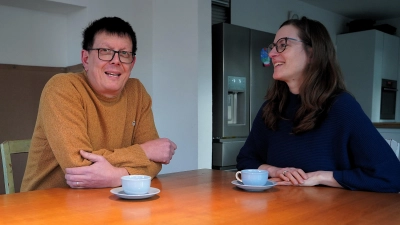 Vieles haben sie in Eigenleistung saniert: das Ehepaar Max-Stephan und Nathalie Zimmer. (Foto: Simone Hedler)