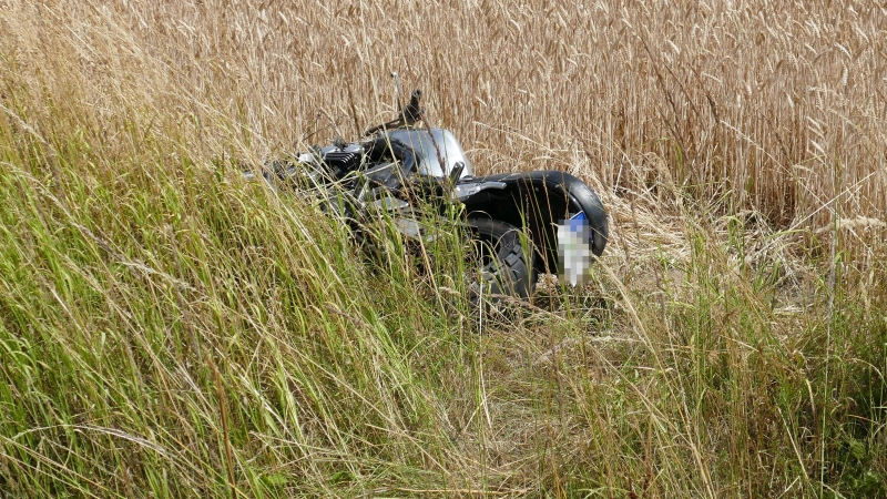 Das Motorrad des 25-Jährigen landete zwischen Rezelsdorf und Weisendorf neben der Straße - für den Fahrer kam jede Hilfe zu spät, er verstarb noch an der Unfallstelle. (Foto: Theo Kretzmann)