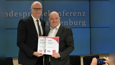 Brandenburgs Ministerpräsident Dietmar Woidke (SPD) (links) und BSW-Landeschef Robert Crumbach stellen ihren gemeinsamen Koalitionsvertrag vor. Er ist Grundlage für eine gemeinsame Regierung. (Foto: Michael Bahlo/dpa)