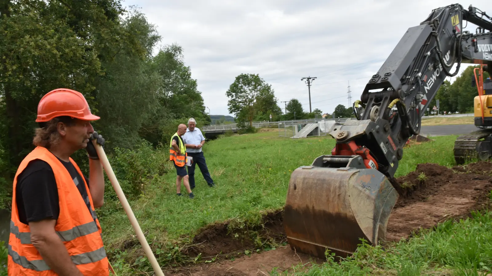 Der Bagger arbeitet ab dem Ehebach-Böschungskopf in Richtung Staatsstraße.  (Foto: Anita Dlugoß)