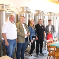 Neuendettelsaus Bürgermeister Christoph Schmoll, Bezirksrat Hans Popp, Daniela und Andreas Steinbauer sowie Landrat Marco Meier (von links) in der neuen Brauerei.  (Foto: Alexander Biernoth)