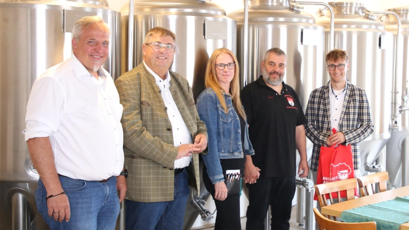 Neuendettelsaus Bürgermeister Christoph Schmoll, Bezirksrat Hans Popp, Daniela und Andreas Steinbauer sowie Landrat Marco Meier (von links) in der neuen Brauerei.  (Foto: Alexander Biernoth)