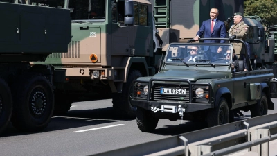 Der polnische Präsident Karol Nawrocki (l) und Generalstabschef General Wieslaw Kukula (r) nehmen an der Militärparade zum Tag der polnischen Streitkräfte teil.  (Foto: Leszek Szymanski/PAP/dpa)