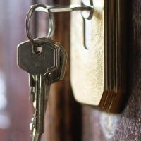 Zwei Adressen reichen nicht: Das Sozialgericht Hannover sieht eine Bedarfsgemeinschaft, wenn die Ehe nach außen erkennbar weiter besteht – inklusive Kinderbetreuung und Wohnungsschlüssel. (Foto: Sebastian Kahnert/dpa/dpa-tmn)