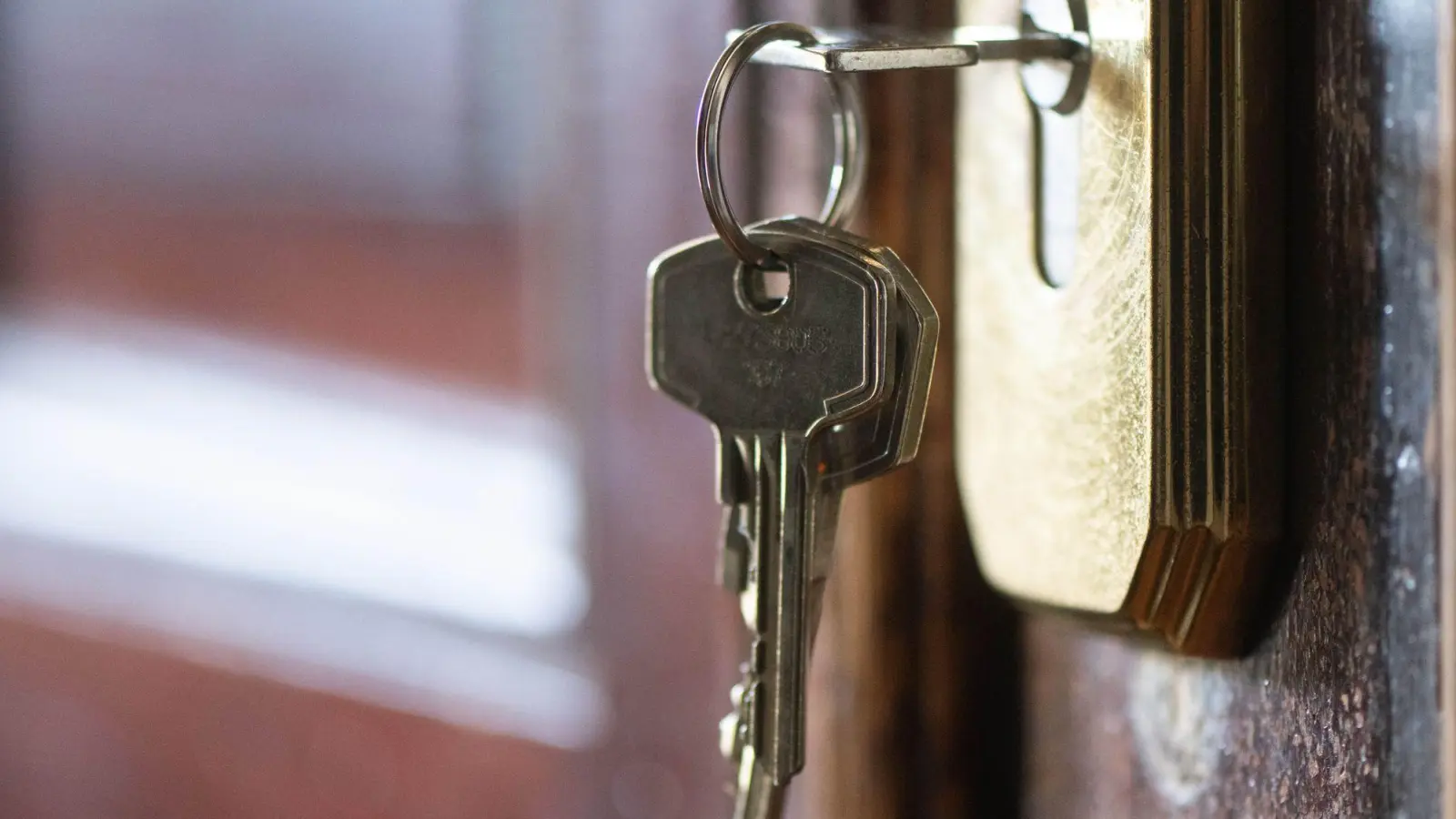 Zwei Adressen reichen nicht: Das Sozialgericht Hannover sieht eine Bedarfsgemeinschaft, wenn die Ehe nach außen erkennbar weiter besteht – inklusive Kinderbetreuung und Wohnungsschlüssel. (Foto: Sebastian Kahnert/dpa/dpa-tmn)